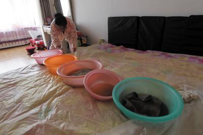 宜黄楼上漏水，住户失联，小区没物管，业主维权难！律师来支招……
